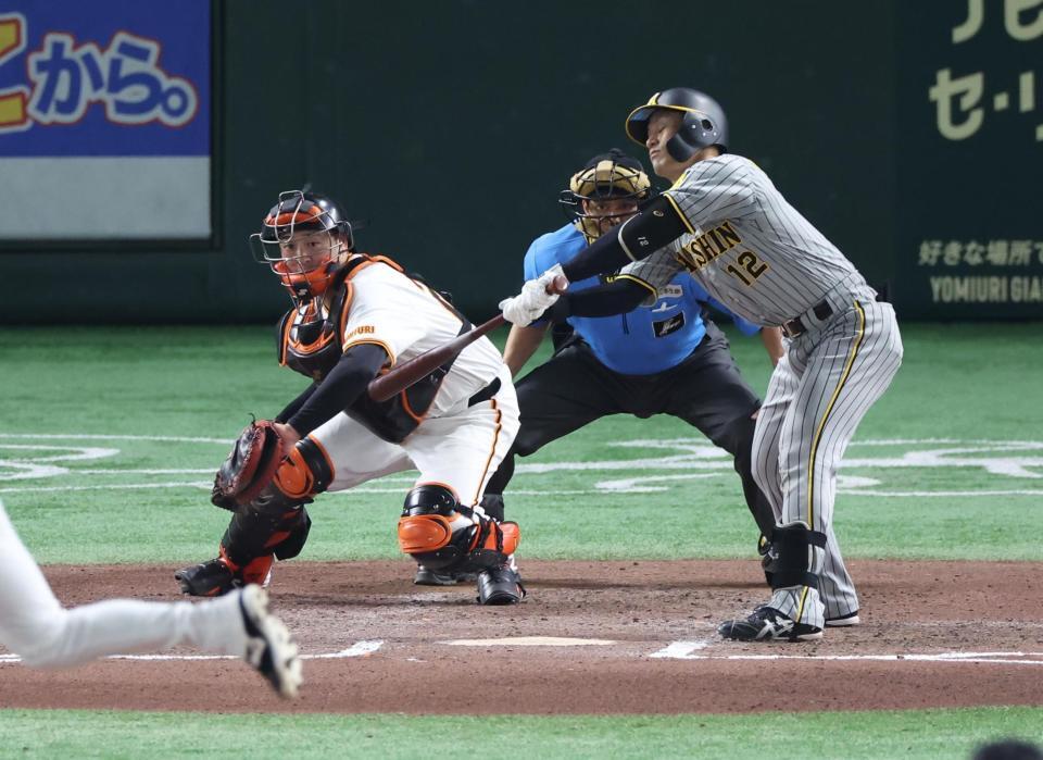 　６回、坂本が空振り三振。一走・大山も二盗失敗でダブルプレー（撮影・金田祐二）