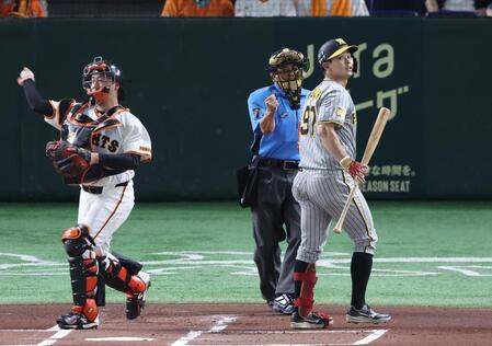 　１回、見逃し三振に倒れる野口（撮影・金田祐二）