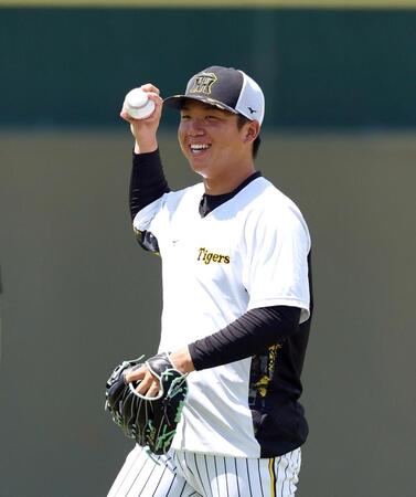 　笑顔を見せキャッチボールする村上（撮影・山口登）