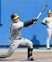 　５回、ライトへの適時打を放った長坂（撮影・今井雅貴）