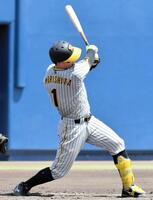 　３回、セカンドへ適時打を放つ森下（撮影・今井雅貴）