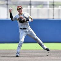 　１回、一塁へ送球する木浪（撮影・今井雅貴）