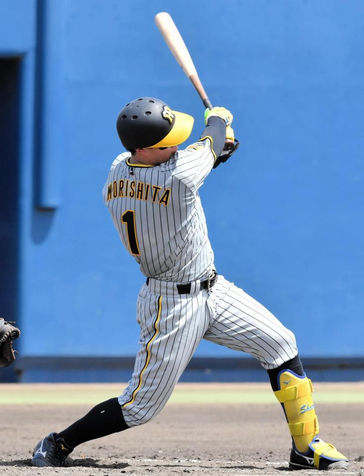 　３回、セカンドへ適時打を放つ森下（撮影・今井雅貴）