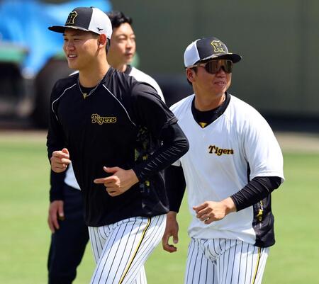 　アップする及川（左）と村上（撮影・山口登）