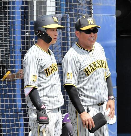 　４回、バッティング前に打撃コーチ北川から指示を受ける木浪（撮影・今井雅貴）