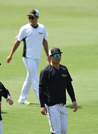 　１軍に合流した森下（左は木浪）＝撮影　山口登