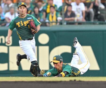 　１回、野間の飛球を好捕する近本（撮影・北村雅宏）