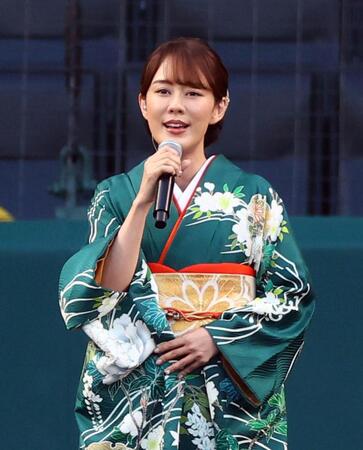 　国歌を独唱する丘みどり（撮影・山口登）