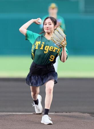 　始球式を務める川上千尋（撮影・立川洋一郎）