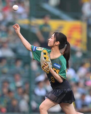 　始球式を務めるＮＭＢ４８・川上千尋（撮影・北村雅宏）