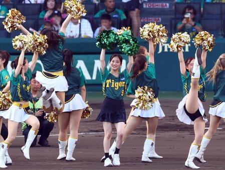 　タイガースガールズと共演するＮＭＢ４８川上千尋（中央）＝撮影・山口登