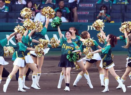 　タイガースガールズと共演するＮＭＢ４８川上千尋（中央）＝撮影・山口登