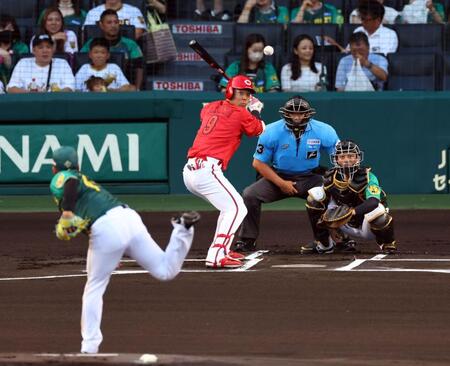 　１回、村上は秋山にスローカーブを投じる（撮影・山口登）