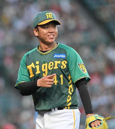 　２回、広島打線を三者凡退に抑え、笑顔を見せる村上（撮影・北村雅宏）