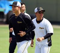 　アップする及川（左）と村上（撮影・山口登）