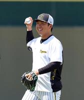 　笑顔を見せキャッチボールする村上（撮影・山口登）