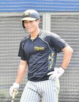 　練習中、笑顔を見せる木浪（撮影・今井雅貴）