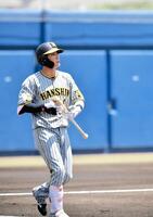 　１回、フォアボールで出塁する木浪（撮影・今井雅貴）