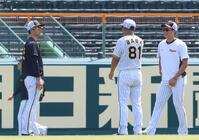 　１軍練習に合流した木浪（右）＝撮影・立川洋一郎