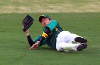 　１回、野間の飛球を好捕をする近本（撮影・山口登）