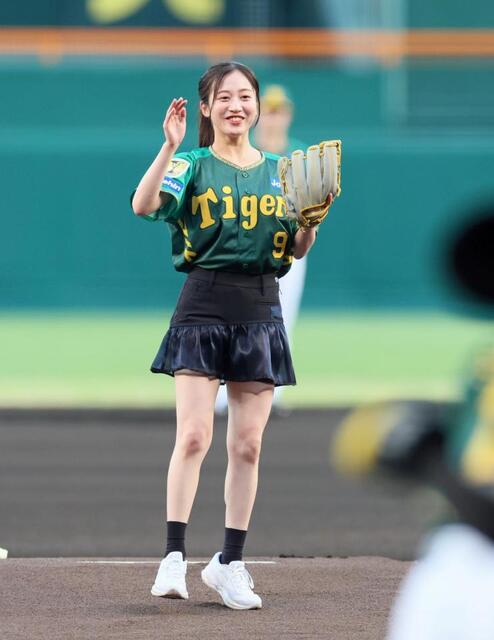 ちっひー最強の可愛さ」アイドルのミニスカ始球式にSNS沸く