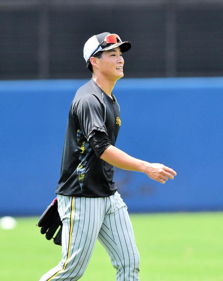 　守備練習をして汗を流す木浪（撮影・今井雅貴）