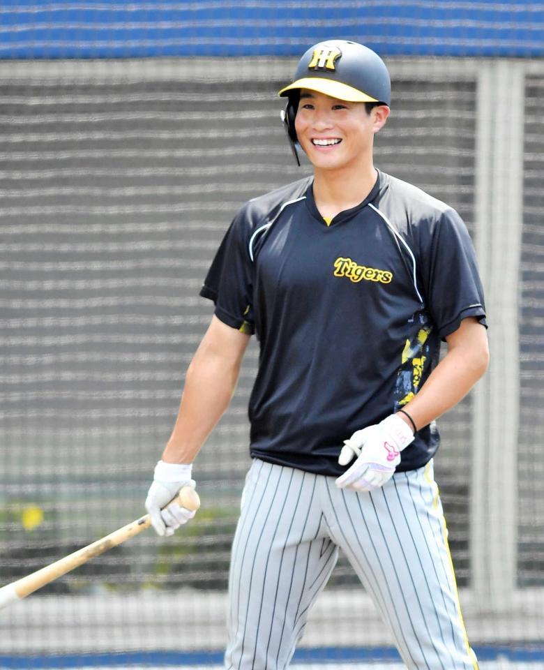 　１軍合流へ向け、笑顔で調整する木浪（撮影・今井雅貴）