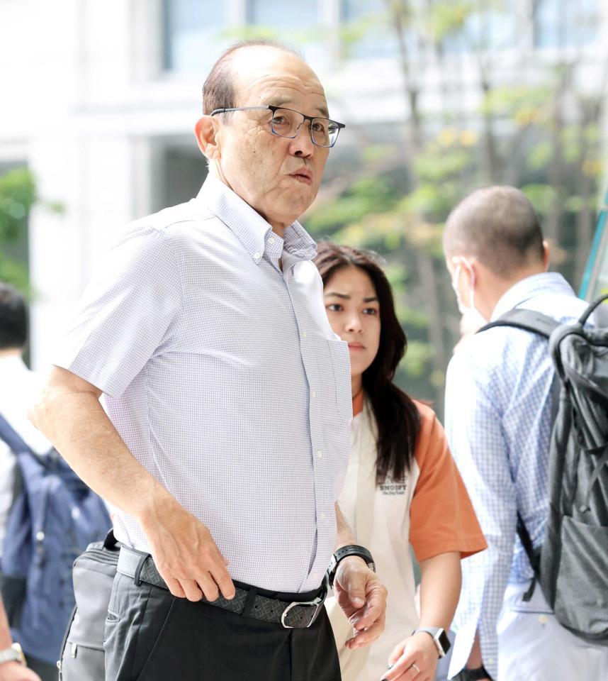 　広島戦へ向け帰阪する岡田監督（撮影・田中太一）