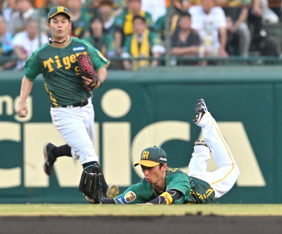 　１回、野間の飛球を好捕する近本（撮影・北村雅宏）