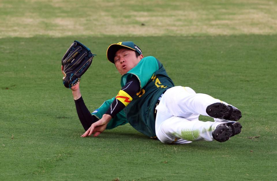 　１回、野間の飛球を好捕をする近本（撮影・山口登）