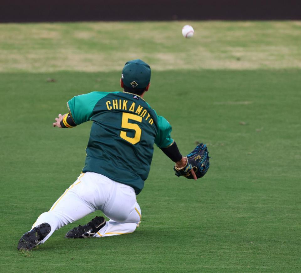 　１回、野間の飛球を好捕をする近本（撮影・山口登）