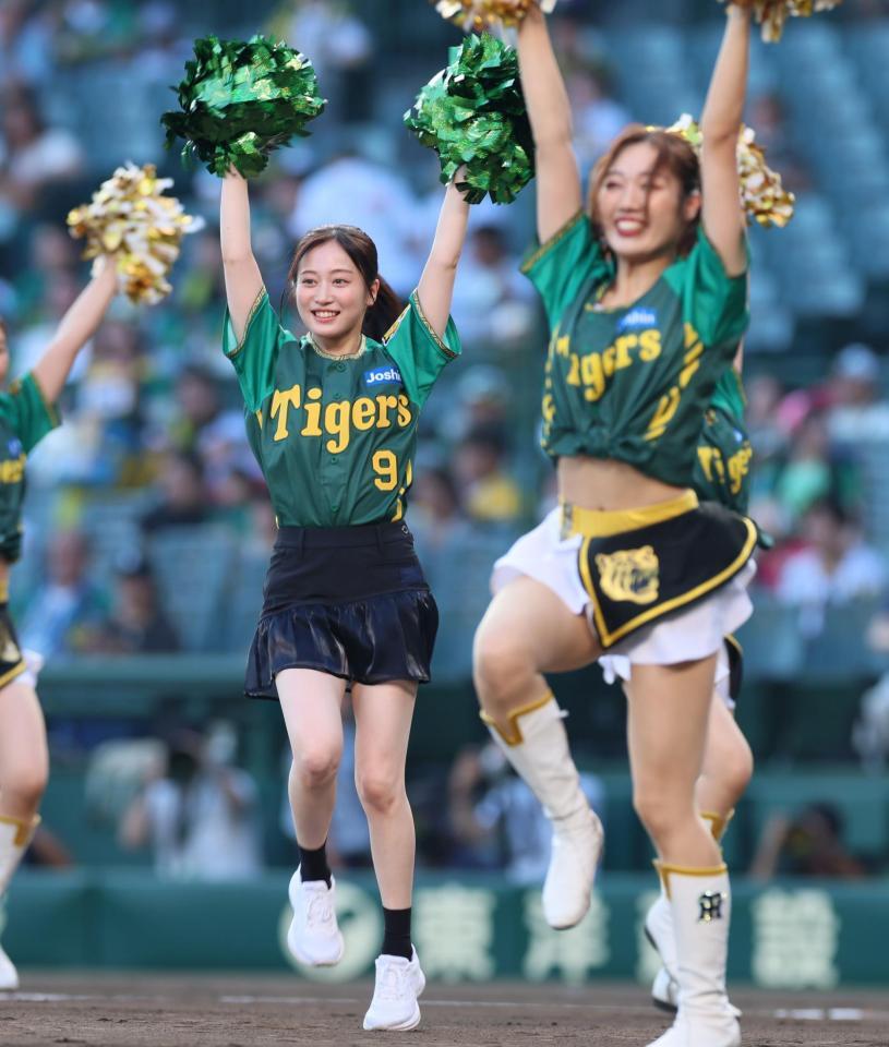 　タイガースガールズとダンスを披露する川上千尋（左）＝撮影・立川洋一郎