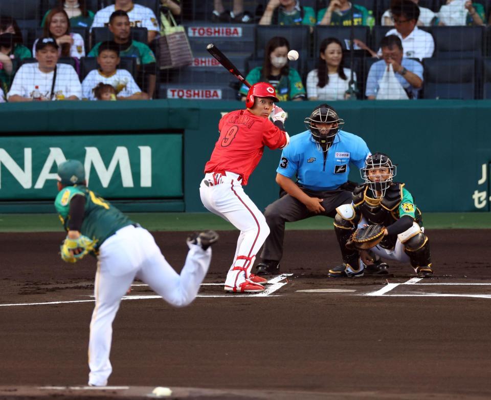 　１回、村上は秋山にスローカーブを投じる（撮影・山口登）