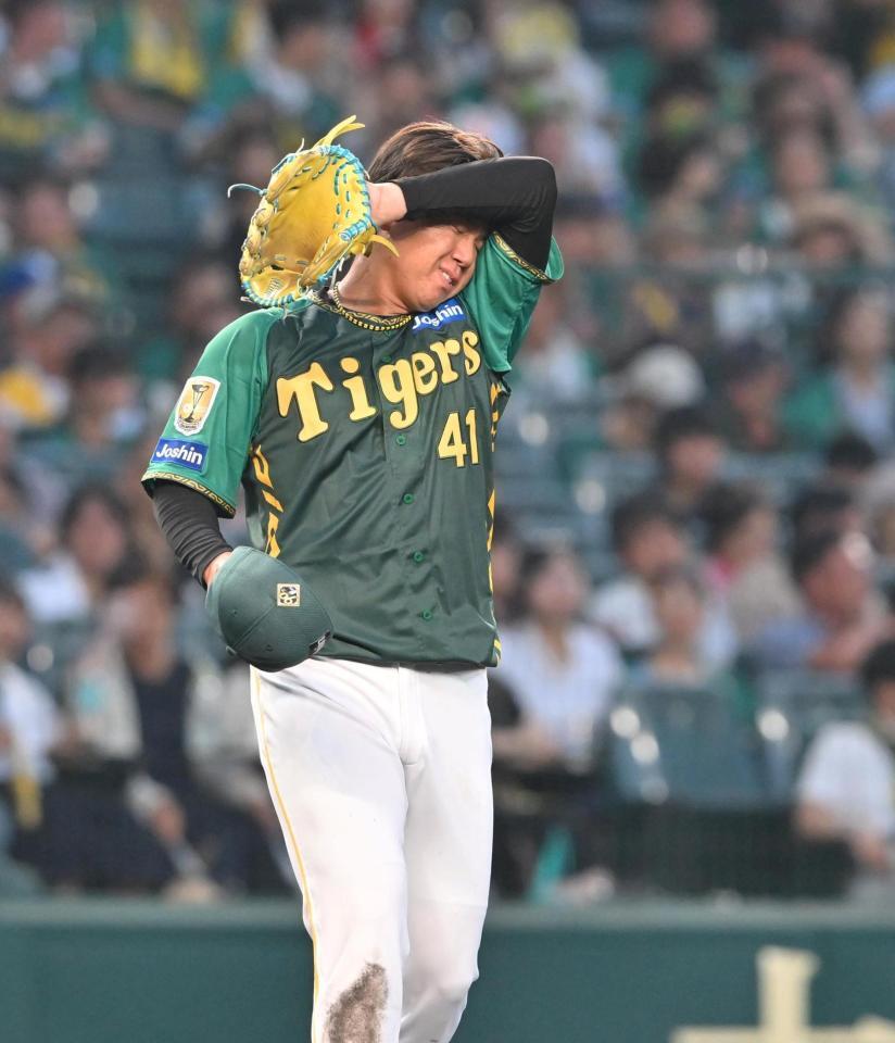 　５回、坂倉に右前打を浴び、汗を拭う村上（撮影・北村雅宏）