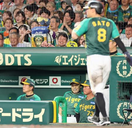 　７回、坂本が併殺打に終わり渋い表情を見せる岡田監督（中央）＝撮影・立川洋一郎