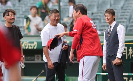 　（右から）能見篤史氏、福留孝介氏、狩野恵輔氏からあいさつを受ける新井監督（手前）＝撮影・田中太一