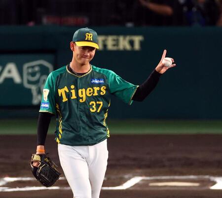 　好投を続ける及川はマウンドで笑顔を見せる（撮影・山口登）