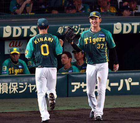 　６回、無失点に抑え笑顔でベンチに戻る及川（右）＝撮影・山口登