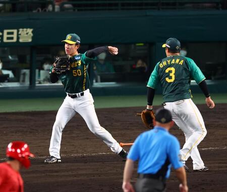 　１１回、矢野の送りバントを富田は一塁へ悪送球する（撮影・山口登）