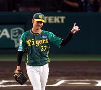 　好投を続ける及川はマウンドで笑顔を見せる（撮影・山口登）