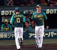 　６回、無失点に抑え笑顔でベンチに戻る及川（右）＝撮影・山口登