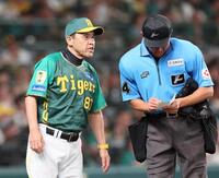 　７回表、選手交代を告げる岡田監督（撮影・立川洋一郎）