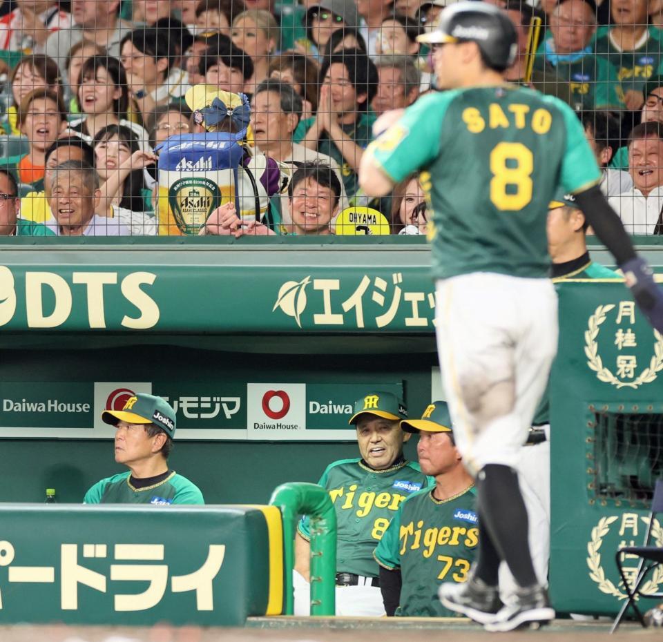 　７回、坂本が併殺打に終わり渋い表情を見せる岡田監督（中央）＝撮影・立川洋一郎