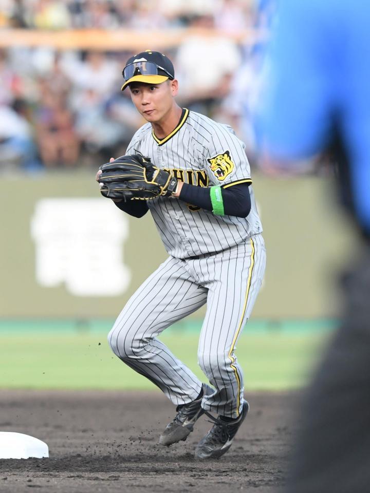 　２回、阪口の打球を処理する山田（撮影・石井剣太郎）