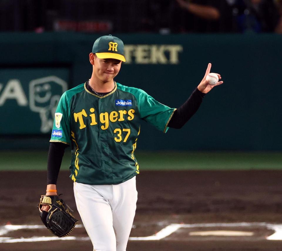 　好投を続ける及川はマウンドで笑顔を見せる（撮影・山口登）