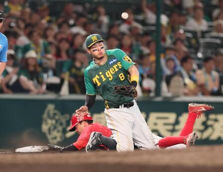 　１１回、中野の悪送球で大盛は一気に三塁へ進塁。野手佐藤輝（撮影・立川洋一郎）