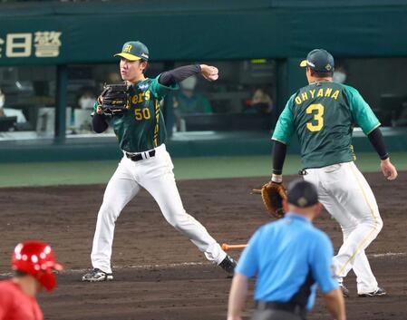 　１１回、矢野の送りバントを、富田は一塁へ悪送球する