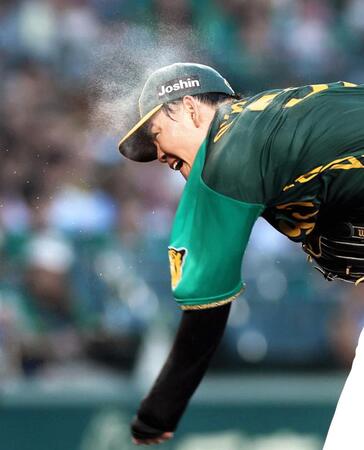 　汗を飛ばして力投する及川（撮影・立川洋一郎）