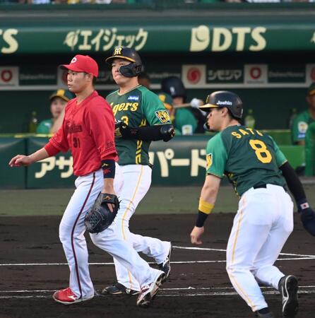 　２回、右飛に倒れる大山（撮影・飯室逸平）