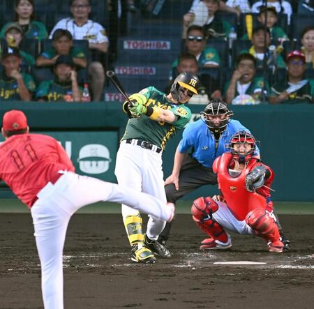 　３回、勝ち越し打を放つ佐藤輝（撮影・飯室逸平）